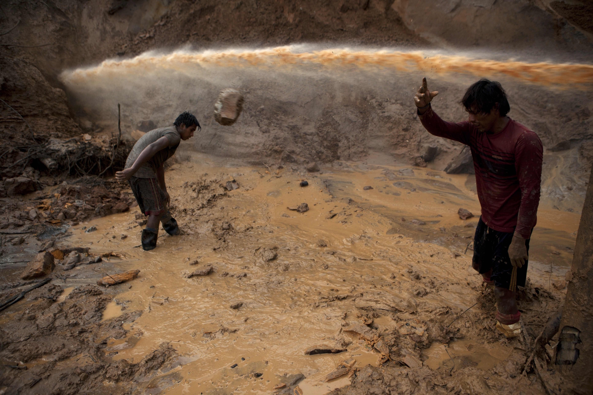 Extraction artisanale de l'or au Pérou, saisie par le photographe Rodrigo Abd en 2014 dans la région de Madre de Dios. 