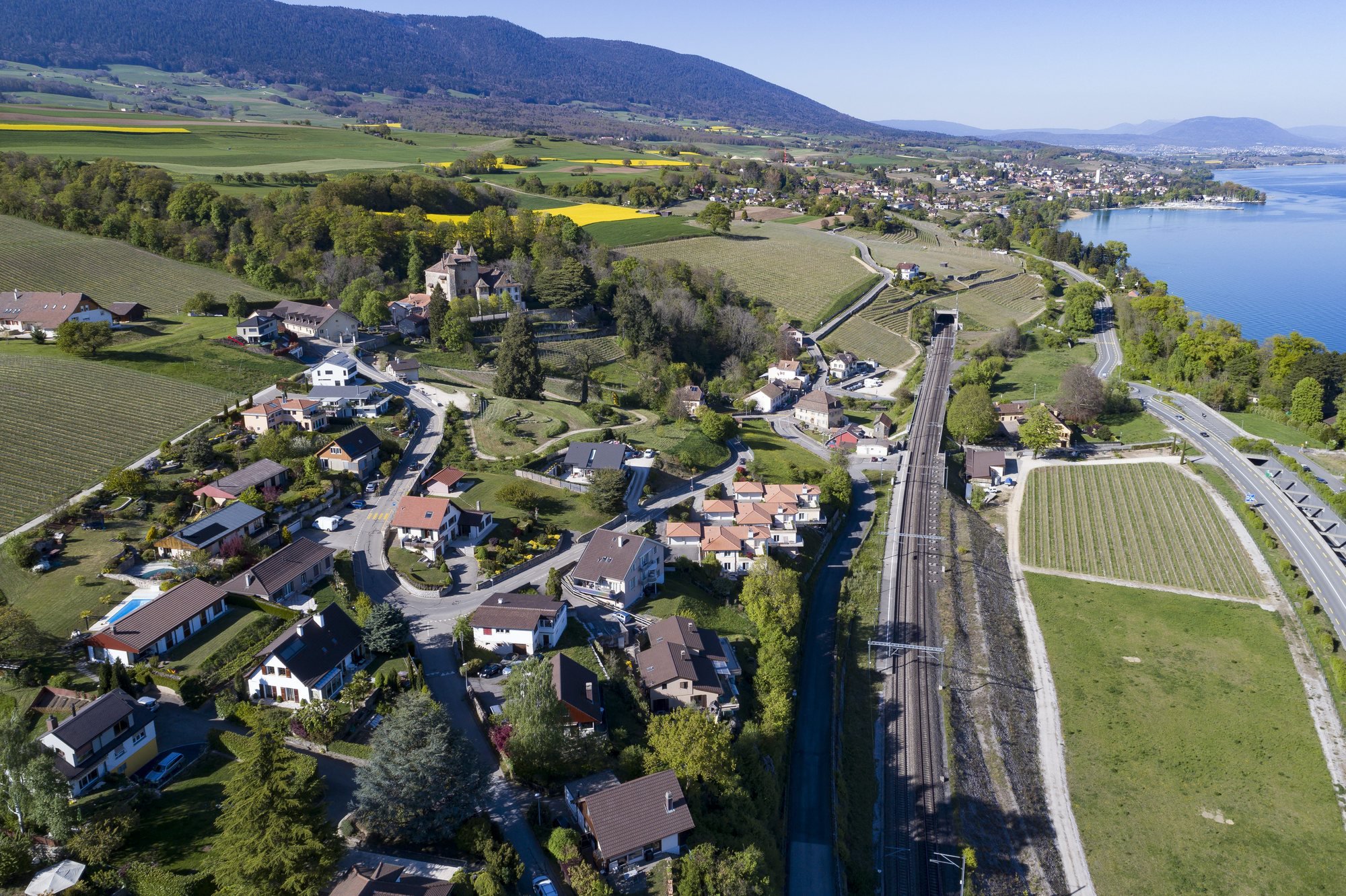 Au premier plan, Vaumarcus et son château.