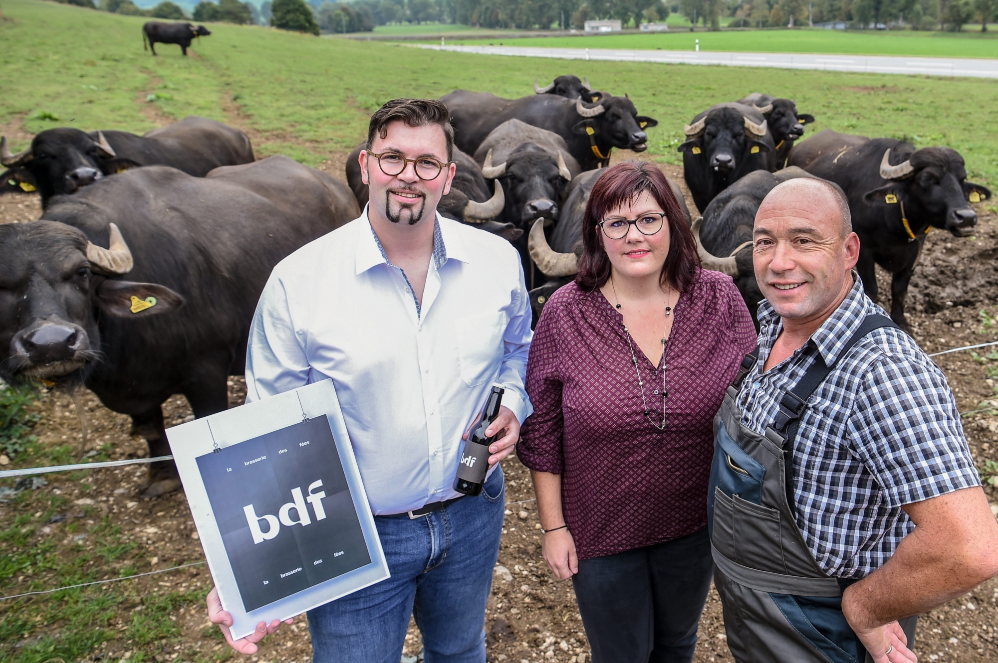 La porteuse du projet du Cellier des fées Aline Franel entourée par Sébastien Stadelmann et Georges-Eric Stähli, producteur de bière et de mozzarella à base de lait de bufflonne.