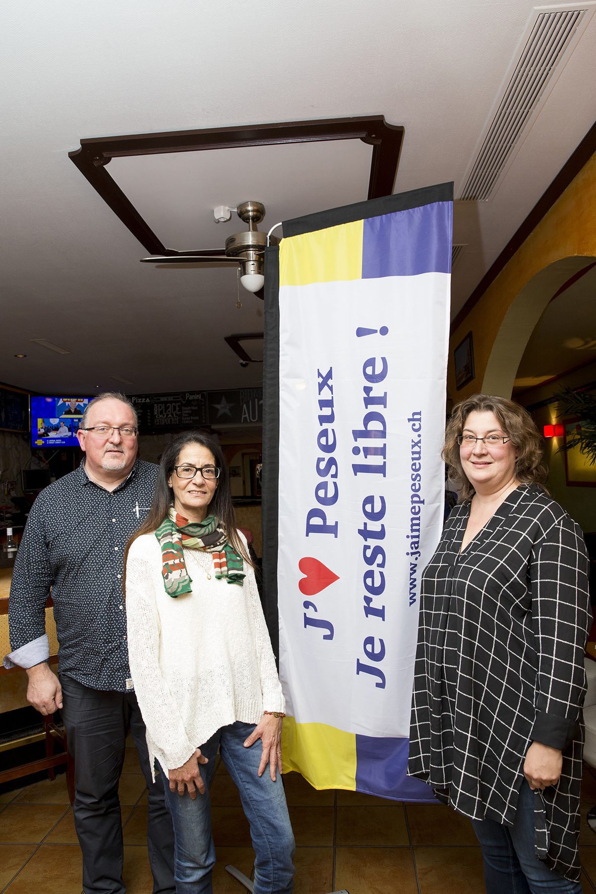 De gauche à droite: Attila Tenky, porte-parole, Souad Muller, présidente et Julie Perez, caissière.