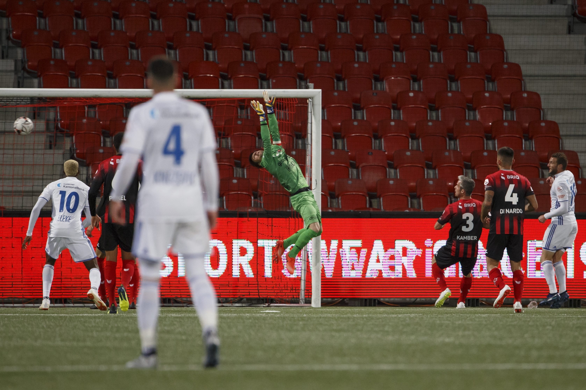 Christian Schneuwly (tout à droite) inscrit le but du 2-1 pour Lucerne. (KEYSTONE/Salvatore Di Nolfi)