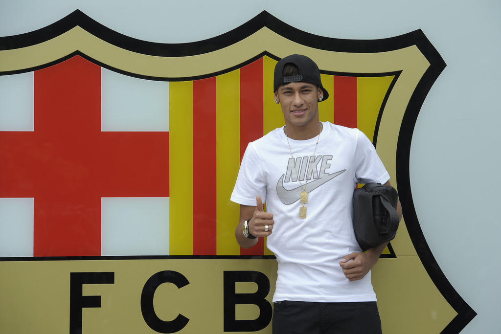 Neymar a été transféré de Santos à Barcelone en 2013. La justice espagnole estime que plus de la moitié du montant n'a pas été officiellement déclaré.