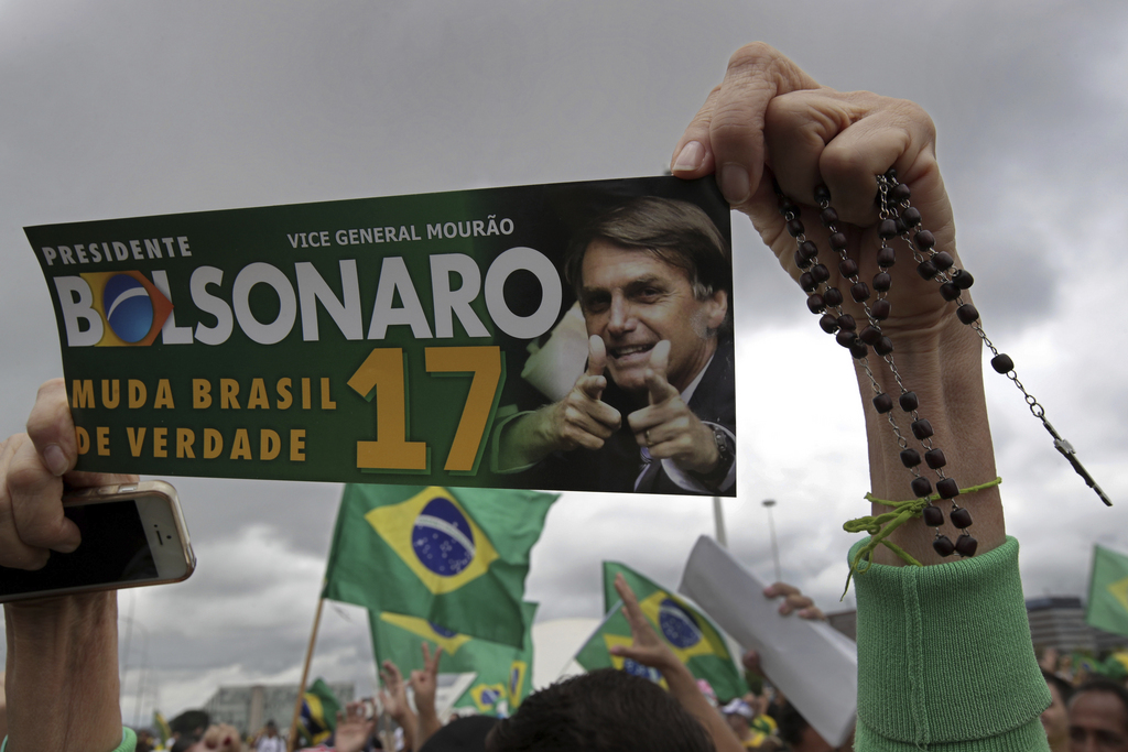 Les deux derniers sondages publiés samedi soir créditent le favori Jair Bolsonaro, du Parti social libéral (PSL), de 54 et 55 % des intentions de vote.