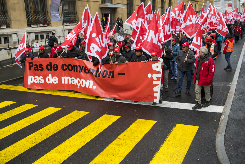Selon les chiffres du syndicat Unia, environ 600 maçons de l'Arc jurassien ont manifesté dans les rues de La Chaux-de-Fonds ce mardi après-midi.