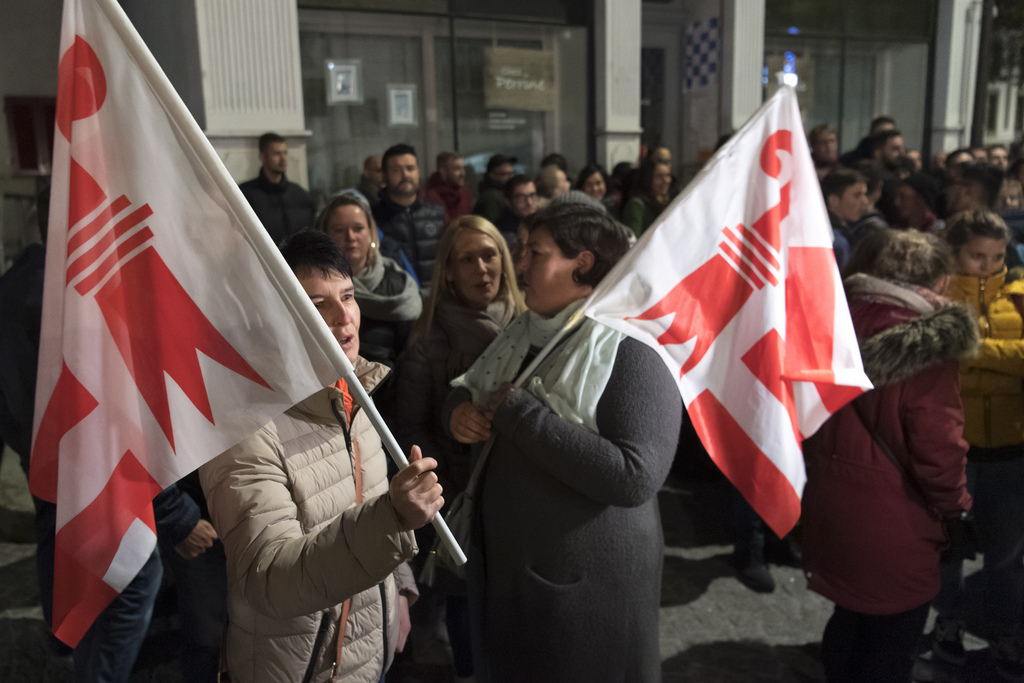 Des personnes pro-jurassiennes chantent la "Rauracienne" lundi 5 novembre 2018 à Moutier.