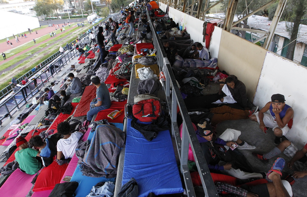 Pendant leur séjour dans le stade aménagé, les migrants reçoivent des vivres, des soins médicaux, des produits d'hygiène et des vêtements.