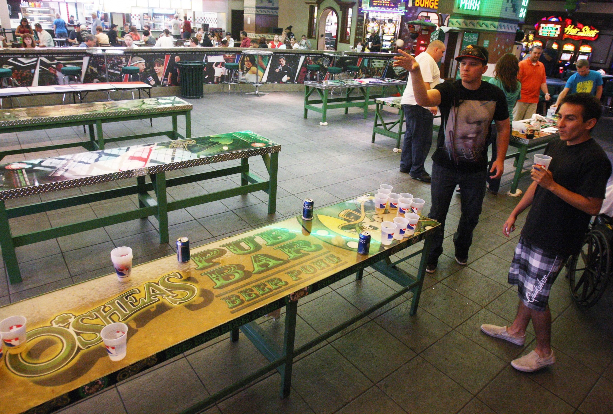 Plusieurs bars neuchâtelois proposent à leurs clients de pratiquer le Beer Pong, un jeu de boisson venu des Etats-Unis.