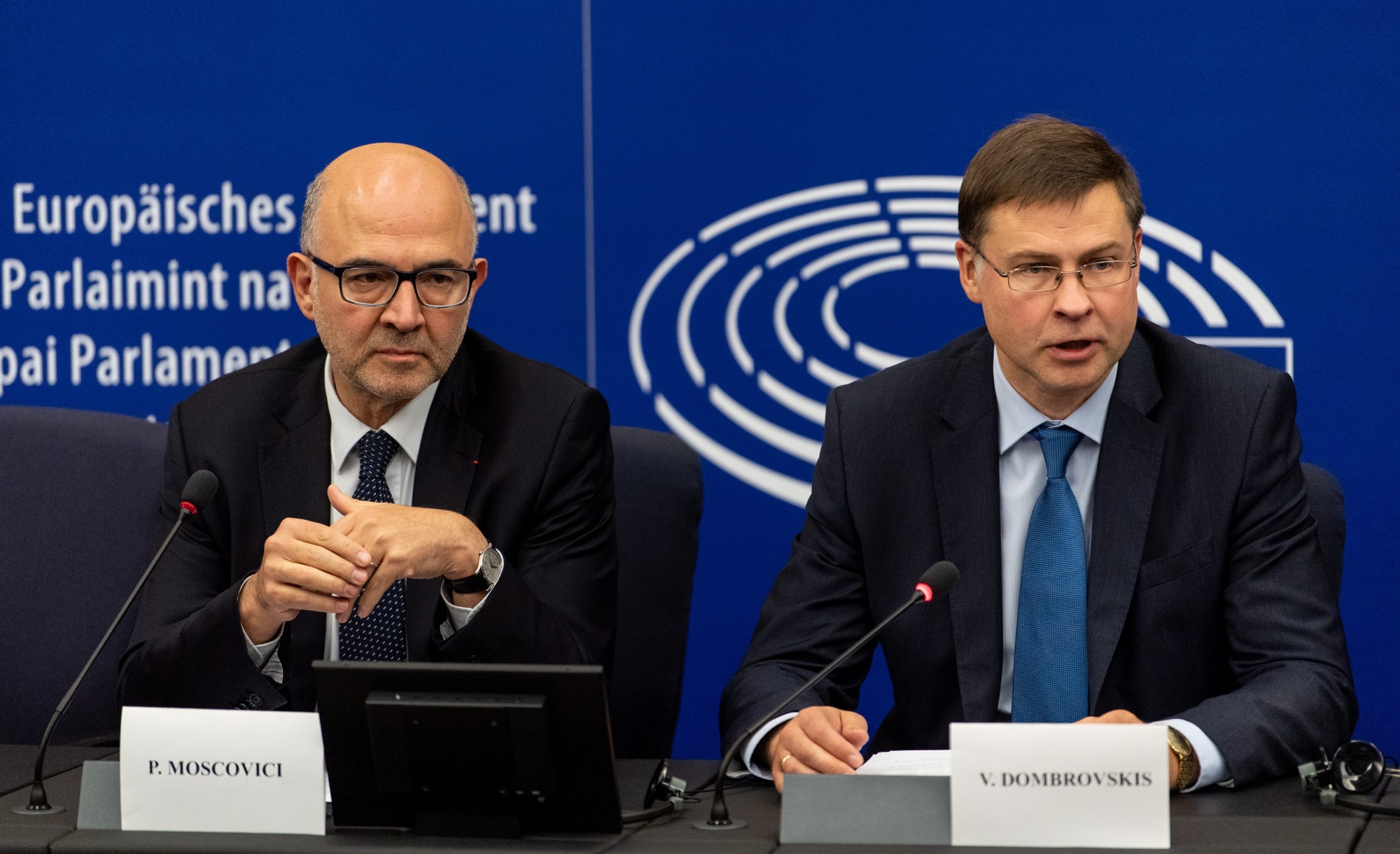 epa07113541 European Commissioner for Economic and Financial Affairs Pierre Moscovici (L) and  Valdis Dombrovskis (R), vice president of the European commission for the Euro and Social Dialogue  speaks to journalists in a press conference at the European Parliament in Strasbourg, France, 23 October 2018. The EU Commission has rejected Italy's budget for 2019 in a historic process.  EPA/PATRICK SEEGER FRANCE EU PARLIAMENT