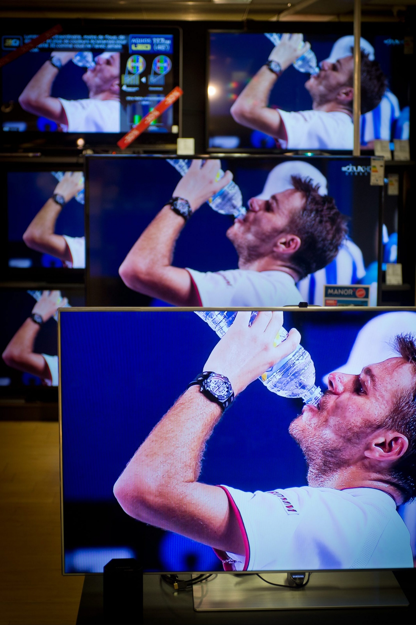 Multiples écrans TV (chez Manor) pour apprécier la victoire en demi-finale de Stanislas Wawrinka à l'US Open d'Australie.

Photo Lib/Alain Wicht, Fribourg, le 23.01.2014 Stanislas Wawrinka