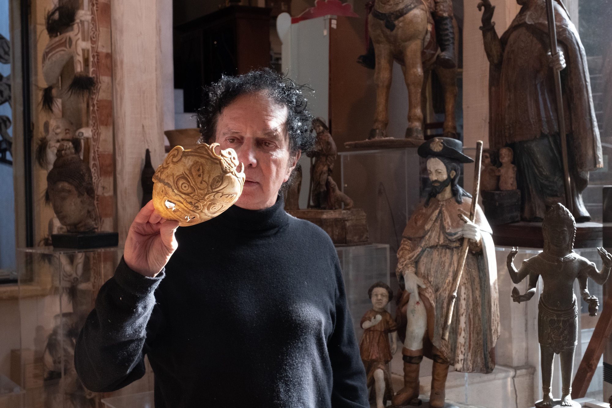 Pierre-Yves Gabus dans sa maison-galerie de Montalchez, une ancienne ferme transformée en demeure baroque aux décors d'inspiration italienne.