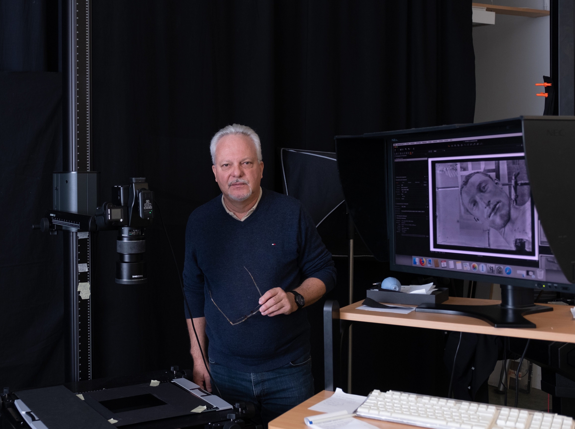 Christophe Brandt, le directeur de l'institut suisse pour la conservation de la photographie, devant l'un de clichés de scène de crime.