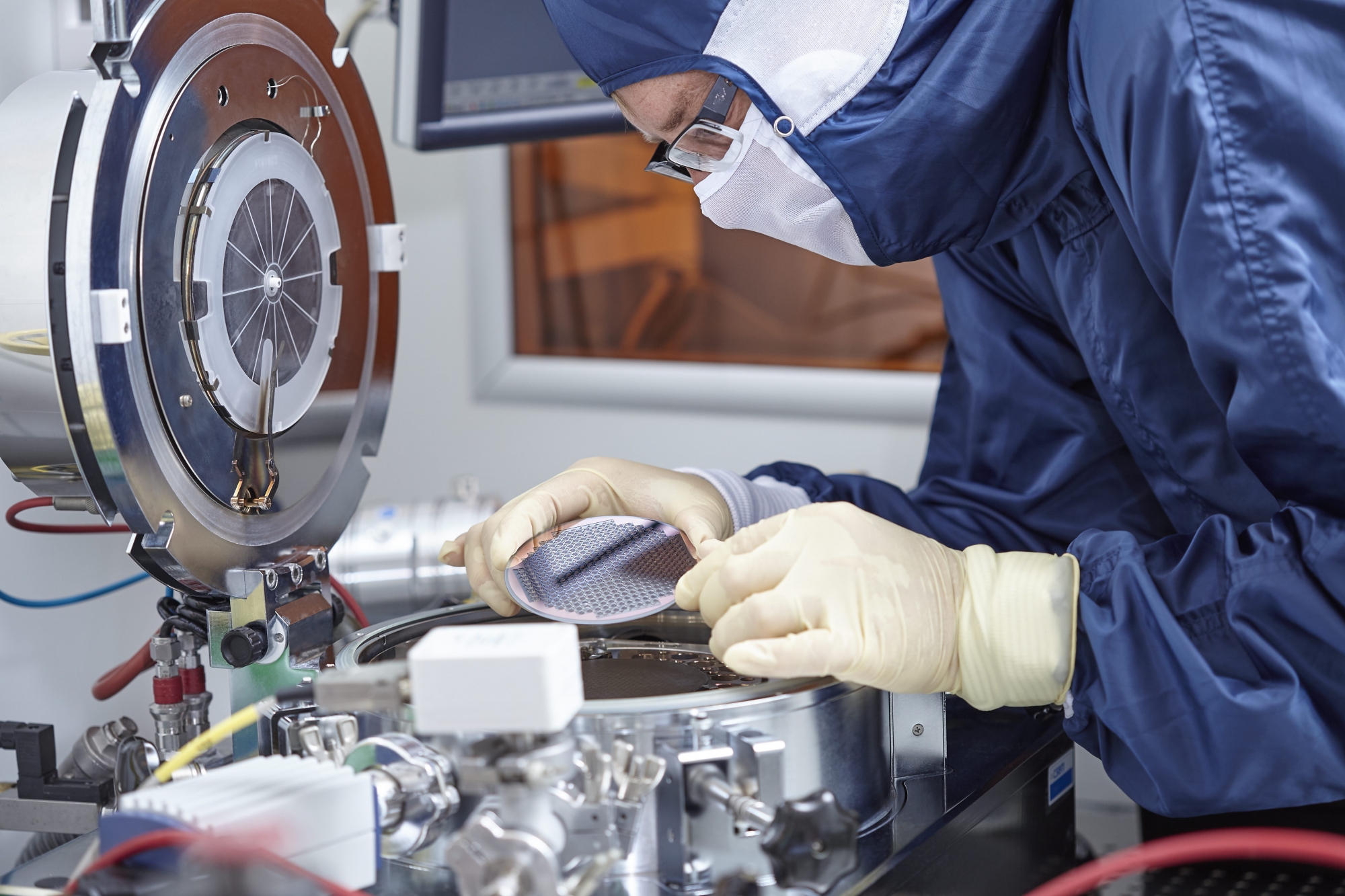 Fabrication des cellules à vapeur d'atomes dans les salles blanches du CSEM.