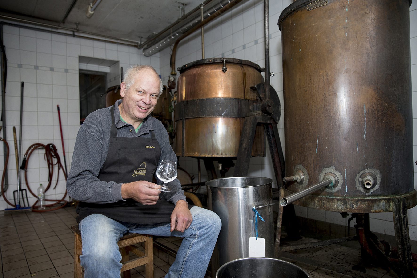 Le distillateur landeronnais Christian Frochaux aux côtés de ses alambics.