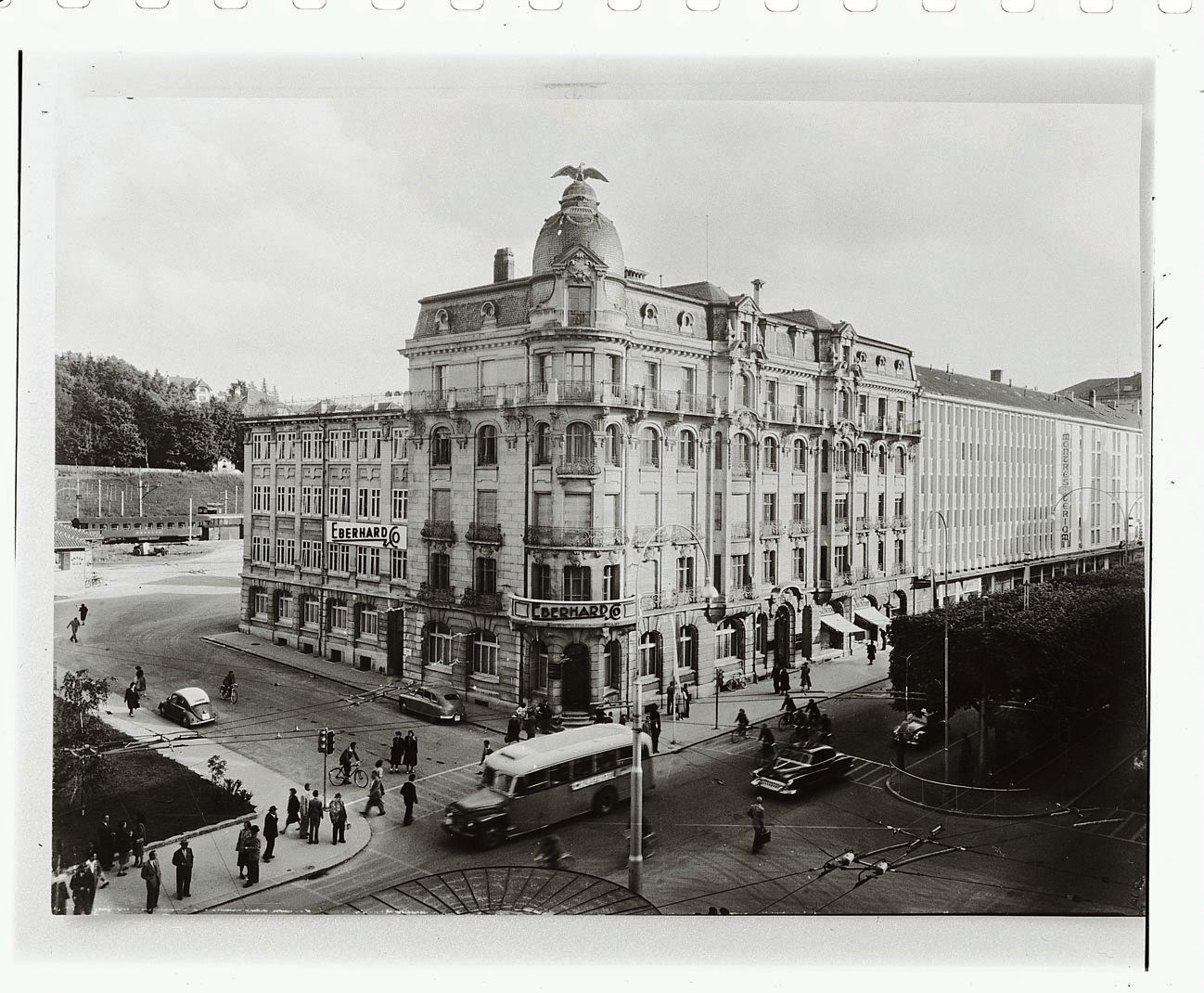 La Maison de l'Aigle, sur l'avenue Léopold-Robert, a été inaugurée en 1907 par la marque horlogère Eberhard & Co.