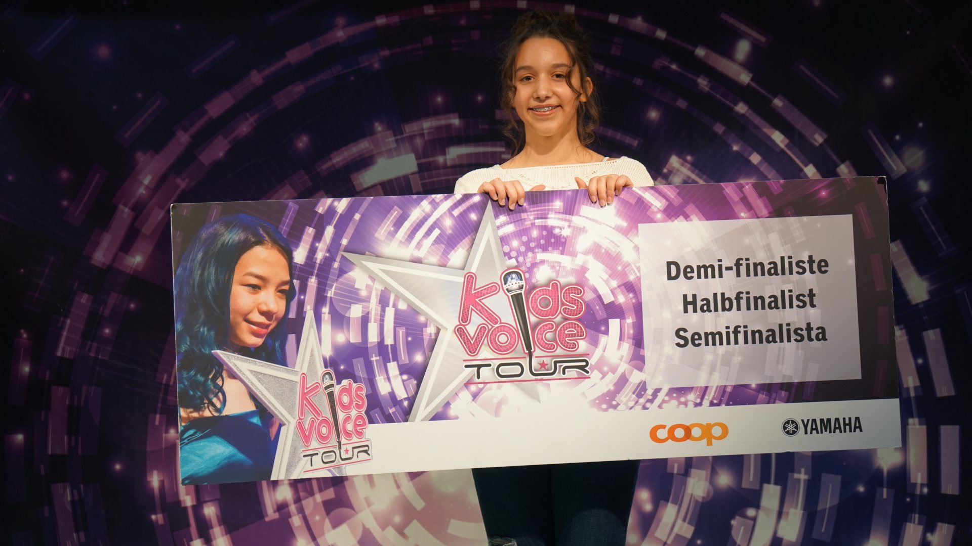Raquel, 13 ans, de Fleurier tout sourire après sa victoire lors de la 10e étape du Kids Voice Tour, samedi à La Chaux-de-Fonds
