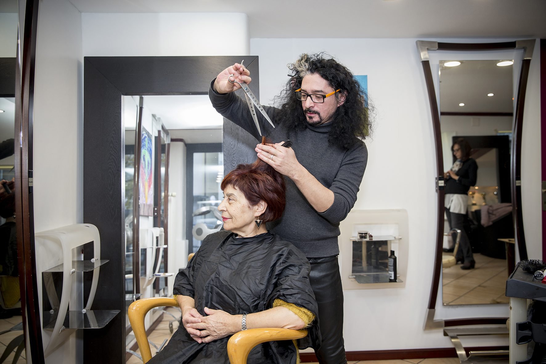 Michel Russo dans son salon de coiffure, à La Chaux-de-Fonds.