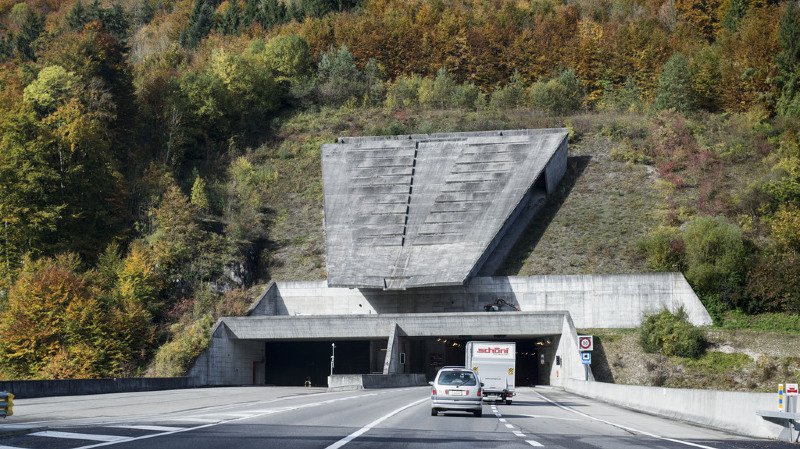 Régulièrement des accidents ont lieu dans les tunnels du Mont-Terri et du Mont-Russelin sur l'A16.