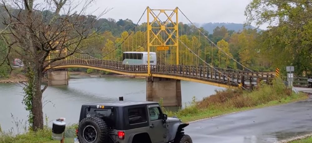 L'autobus de touristes a franchi le pont alors qu'il pesait deux fois la charge limite autorisée.