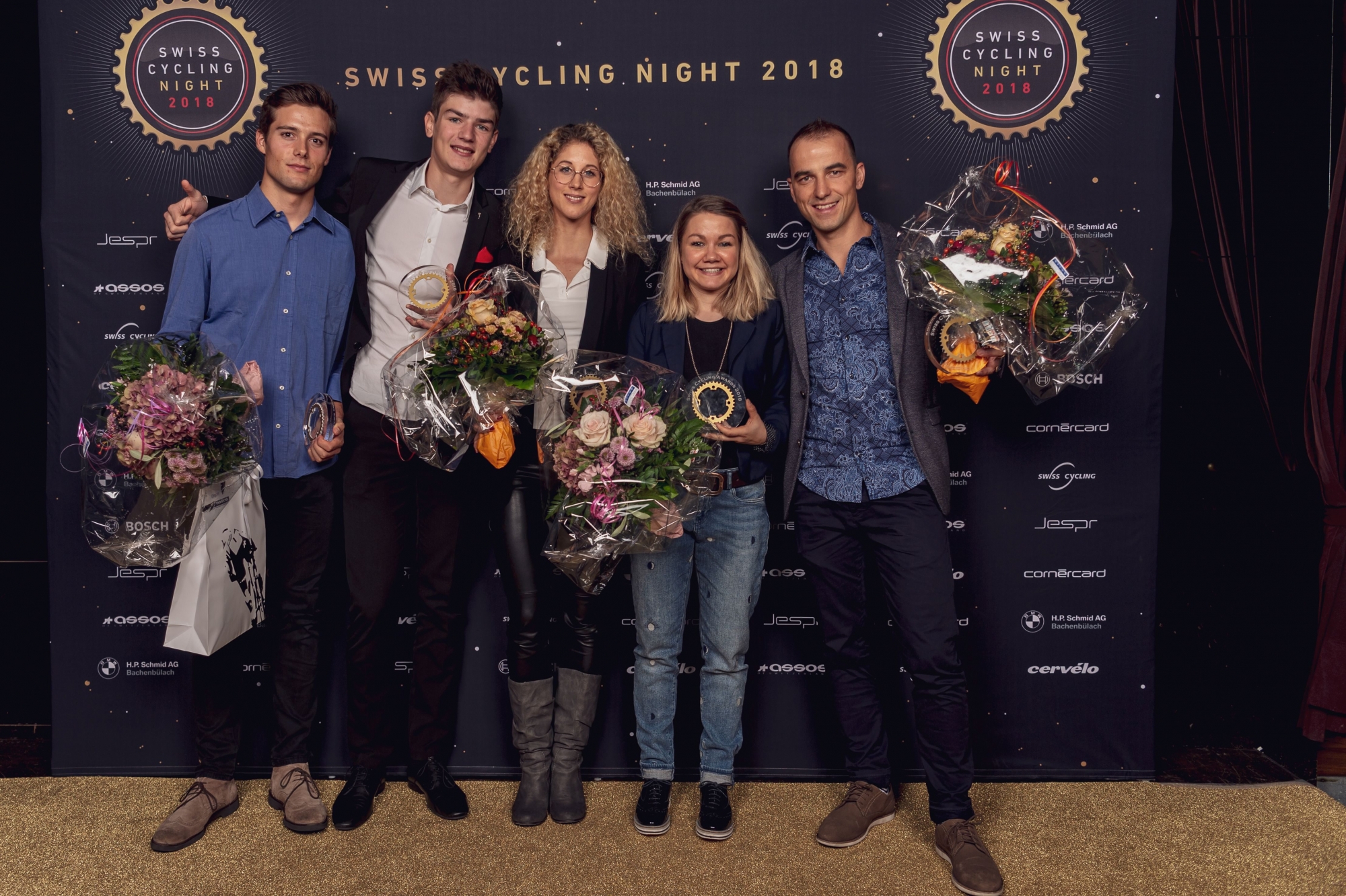 Filippo Colombo, Alexandre Balmer, Jolanda Neff, Sina Frei et Nino Schurter (de gauche à droite) posent avec leur trophée.