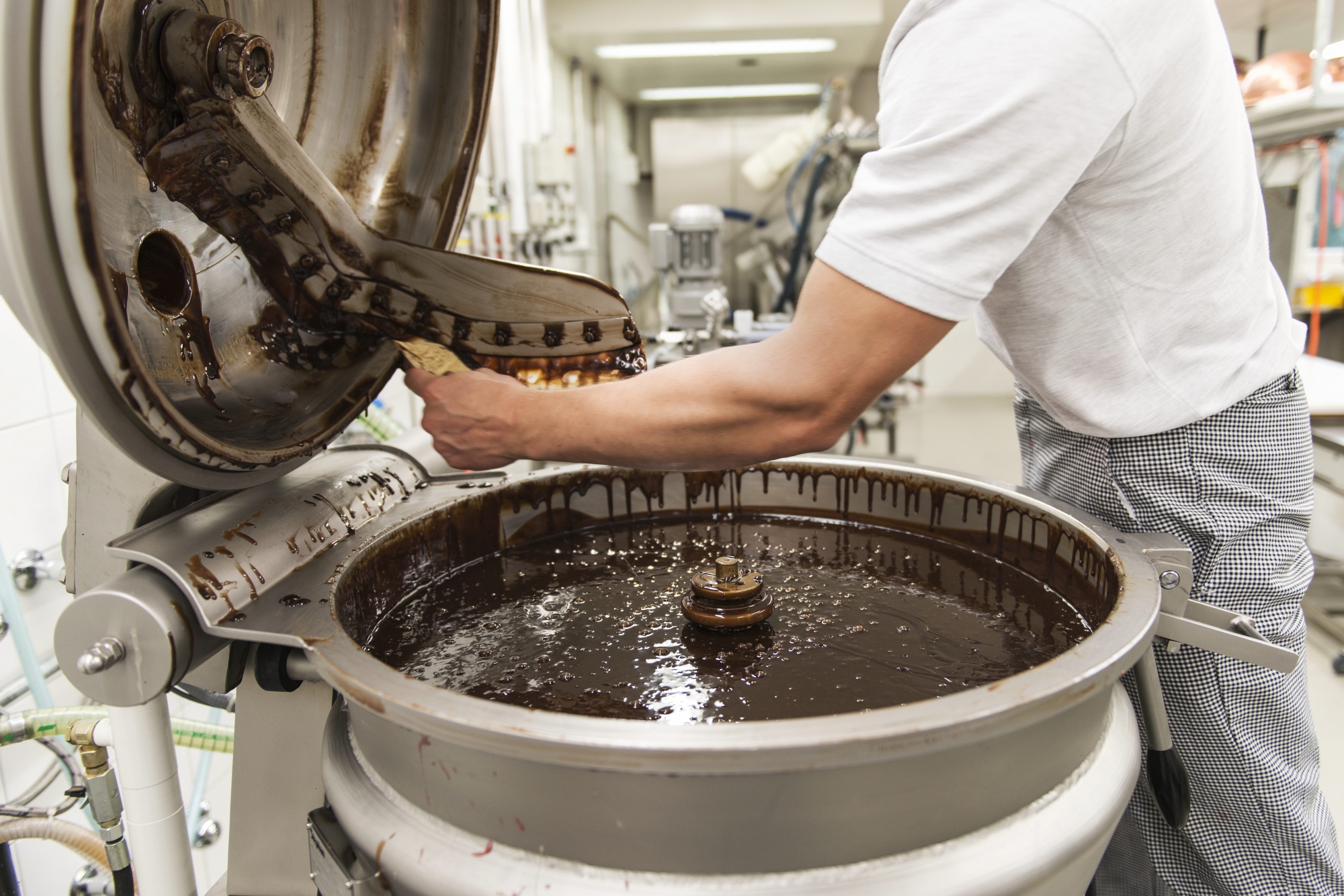 The finished chocolate mass, pictured on October 2, 2013, at the chocolate factory of chocolate producer Laederach in Ennenda, canton of Glarus, Switzerland. (KEYSTONE/Christian Beutler)    Die fertig gemischte Schokoladenmasse, aufgenommen am 2. Oktober 2013 in der Produktionsstaette des Schokoladenproduzenten Laederach in Ennenda, Kt. Glarus. (KEYSTONE/Christian Beutler)