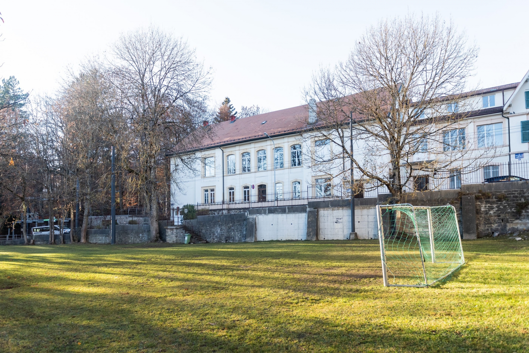 L'Ancien Stand de La Chaux-de-Fonds, appelé à devenir musée. Le petit terrain de football devant devrait être transformé en parking arborisé.
