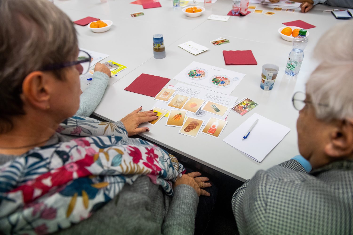 A l'atelier de cuisine pour seniors, les participants apprennent à combiner les aliments pour élaborer des repas équilibrés.