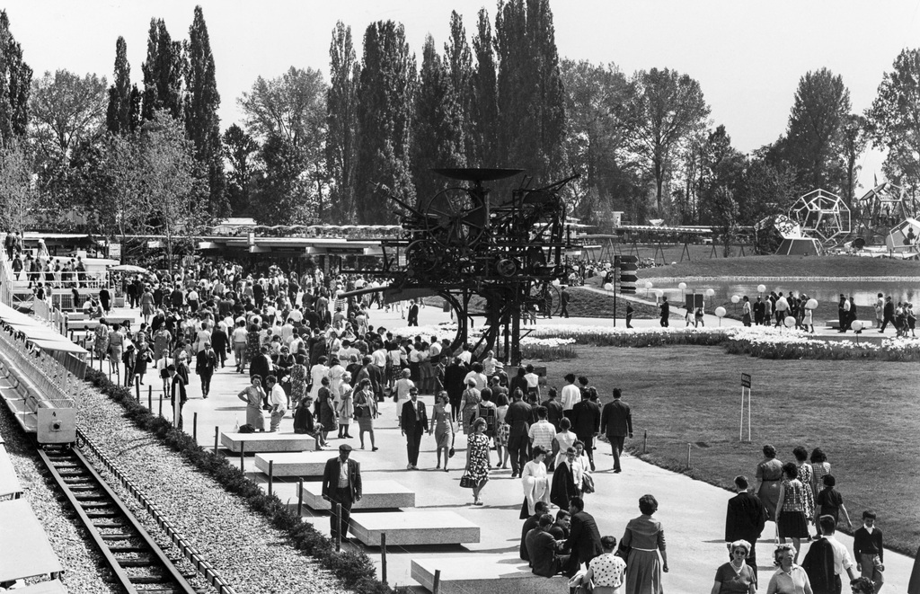 L'Expo 64, qui a attiré près de 12 millions de visiteurs, a été le symbole d'une Suisse en ébullition. 