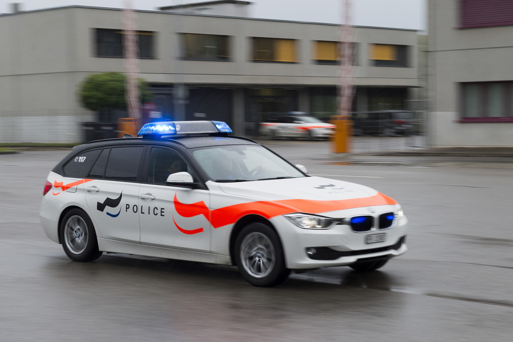 Un agent de la police cantonale fribourgeoise a été percuté par un véhicule jeudi matin. 