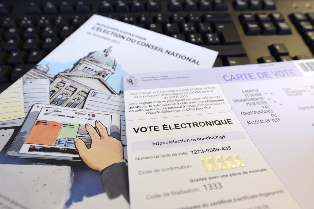 Du matériel de vote électronique et les bulletins pour l’élection au Conseil national et au Conseil des Etats du canton de Genève, photographié avant les élections fédérales 2015.