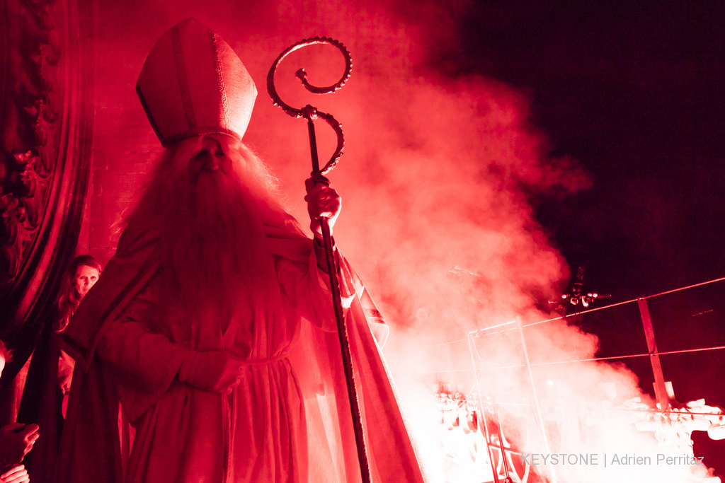 Comme chaque année, le Saint-Nicolas livre un discours devant la foule.