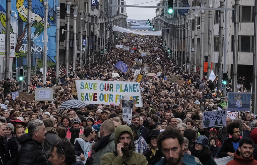 lusieurs milliers de personnes ont manifesté dimanche dans le centre de Bruxelles. Ils ont appelé le gouvernement belge à respecter les engagements pris lors de l'Accord de Paris en 2015 afin de lutter contre le réchauffement climatique.