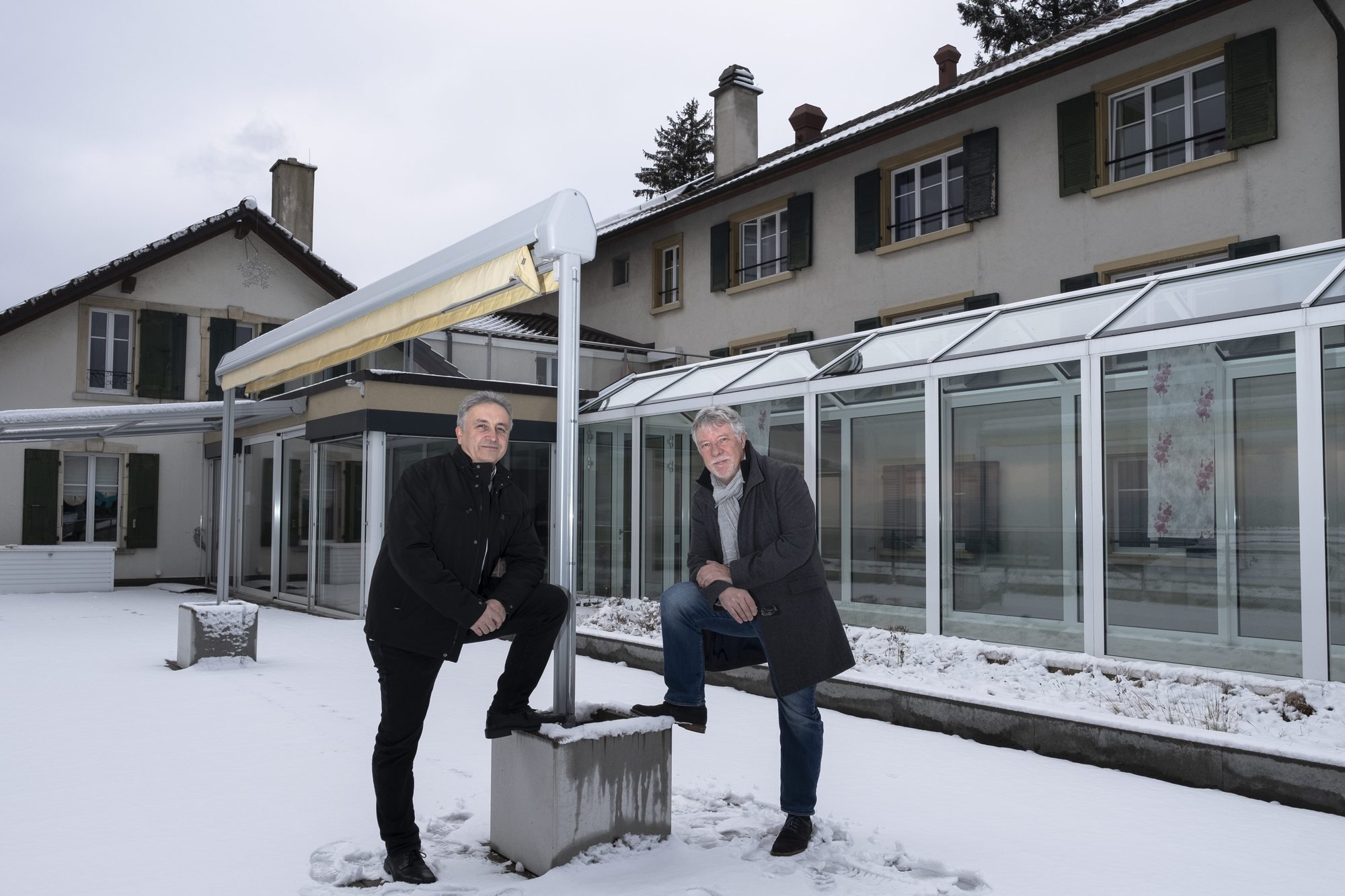 Sur la terrasse du home La Perlaz, le directeur partant Eric Augsburger (à droite) et le futur nouveau directeur des deux homes, Didier Farhni, directeur du home La Fontanette.