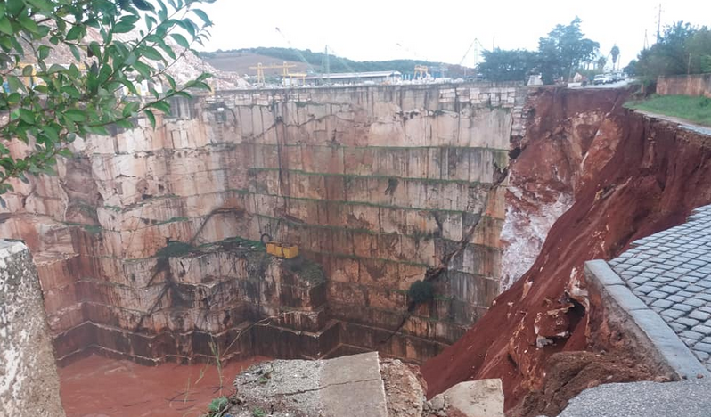 Un glissement de terrain au Portugal a détruit une partie de la route qui longeait des carrières de marbre et a entraîné la mort de deux personnes.