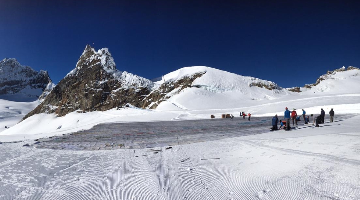 La carte composée de plus de 100'000 messages de jeunes a été déposée sur le glacier d’Aletsch, à plus de 3400 mètres d’altitude.