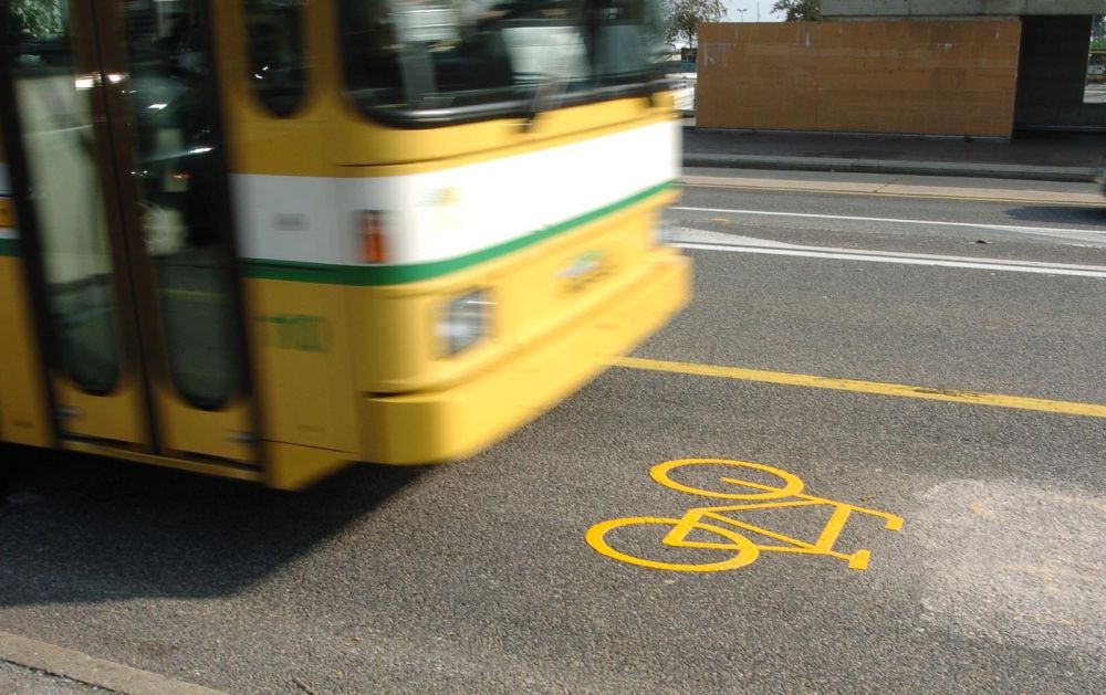 A Neuchâtel, depuis 2007, les cyclistes peuvent emprunter les voies de bus pour circuler.