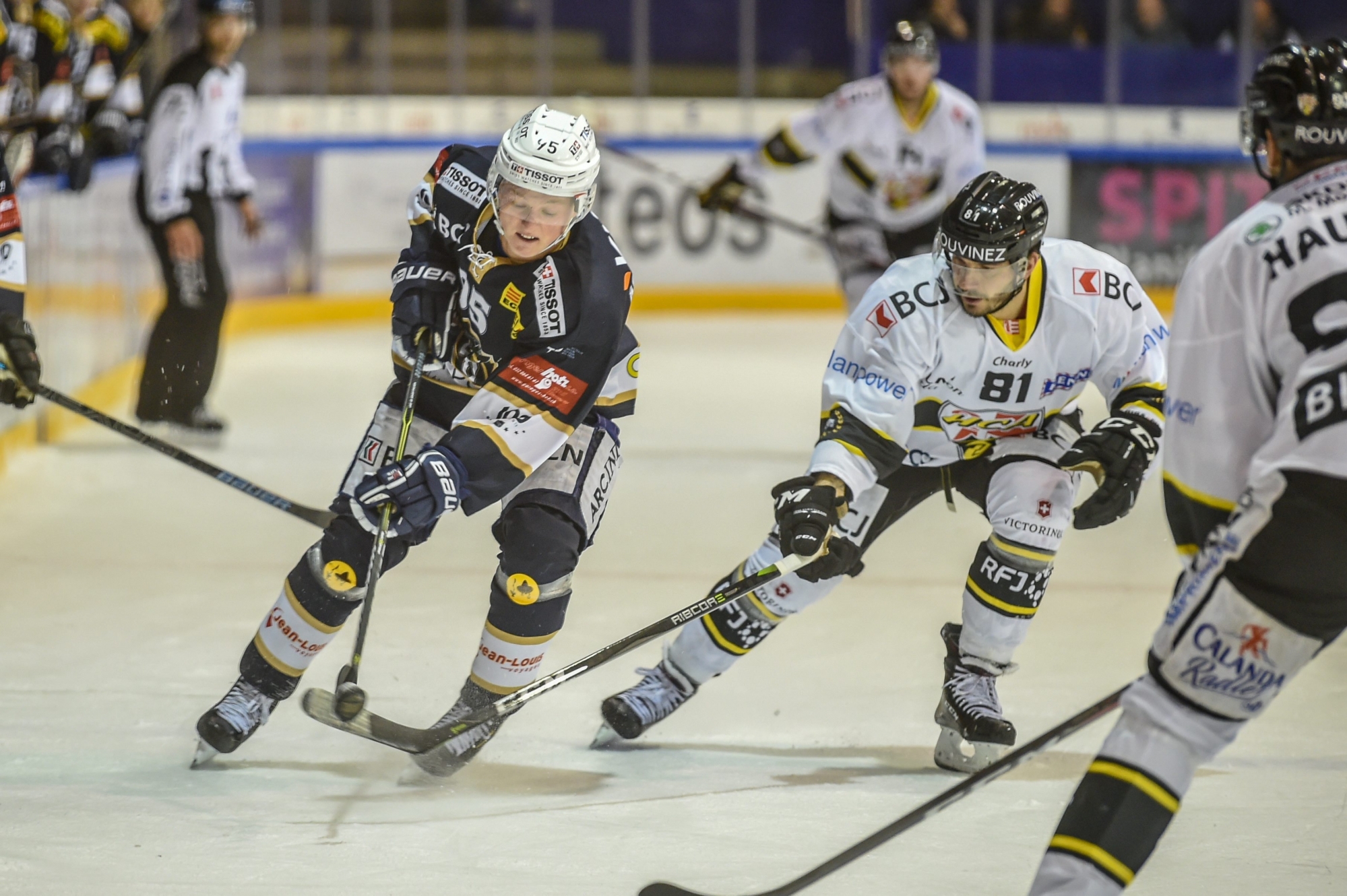 Le Chaux-de-Fonnier Philip Ahlström (en bleu) et le Jurassien Mathias Joggi disputeront un Winter Derby le 12 janvier.