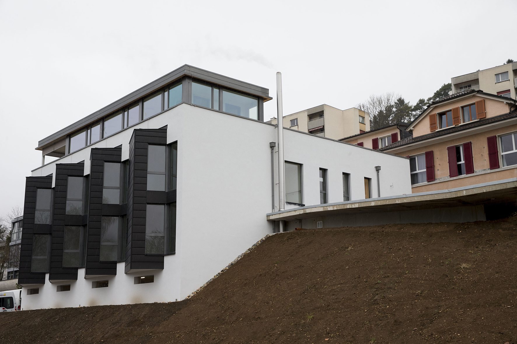 La nouvelle aile du home Dubied est située entre la route cantonale et les bâtiments existants.