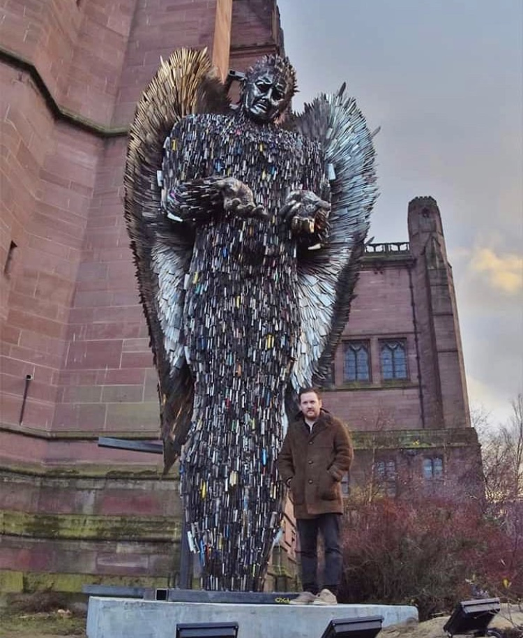 Le "Knife Angel" fait huit mètres de haut pour cinq tonnes. Il rend hommage aux victimes d'attaques au couteau en Angleterre. 