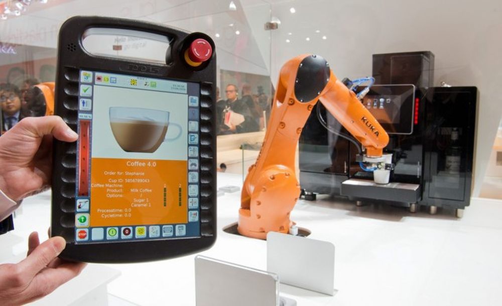 L'industrie 4.0, ici un robot piloté par une tablette prépare un café, est en plein développement.