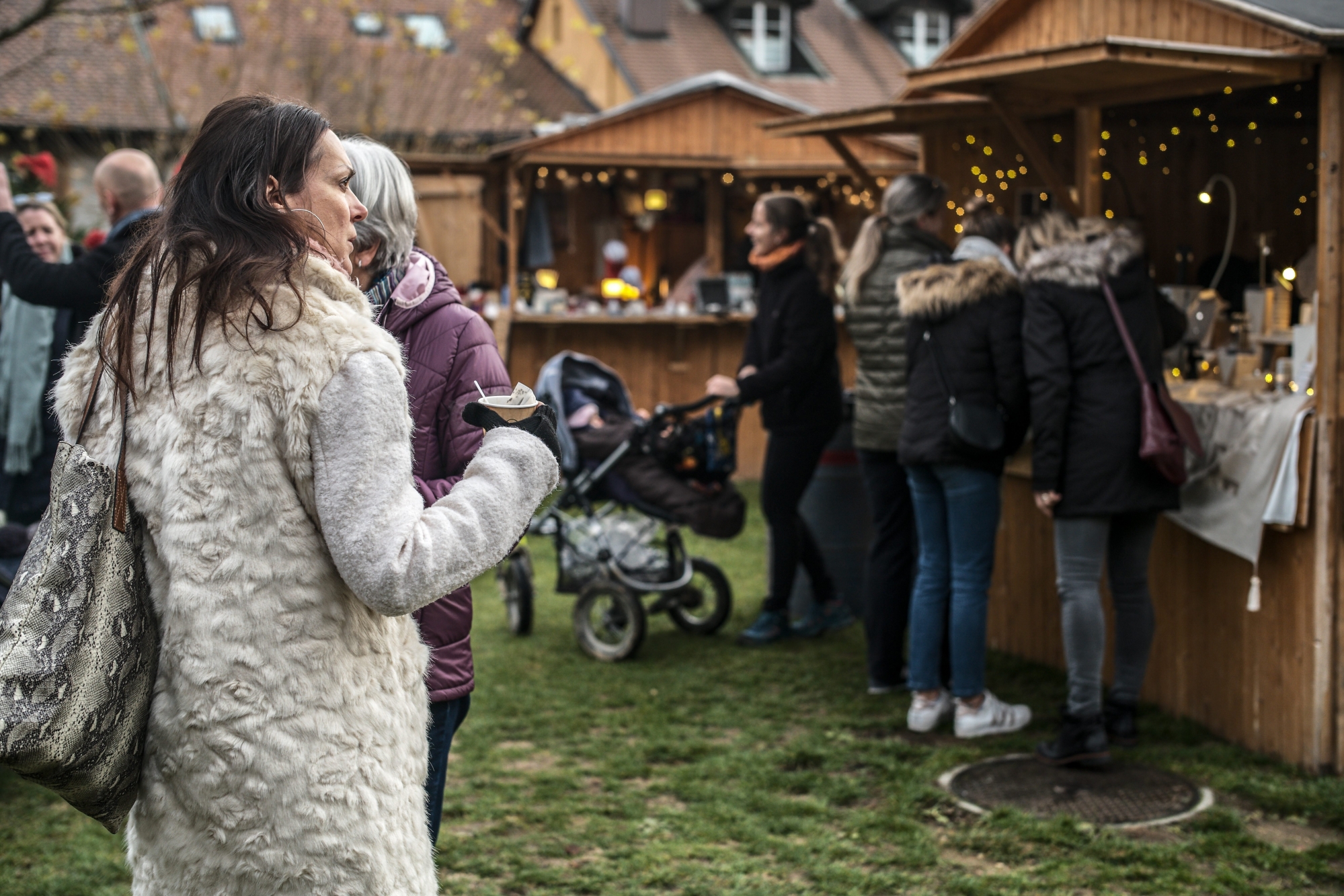 Le  premier marché de Noël séduit.