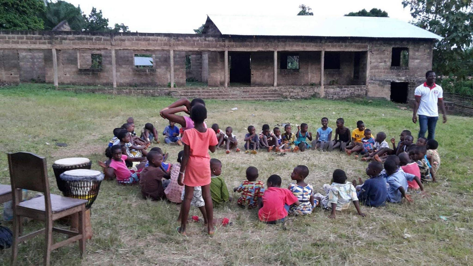 Les dons permettent de financer les travaux d'une bibliothèque et d'un centre de loisirs à Agomé Yo, un petit village au Togo.