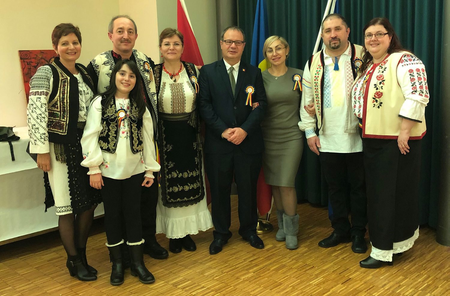 L'ambassadeur de Roumanie en Suisse, entouré par le comité d'organisation des célébrations, à La Neuveville, du centenaire de l'unification de la Roumanie.