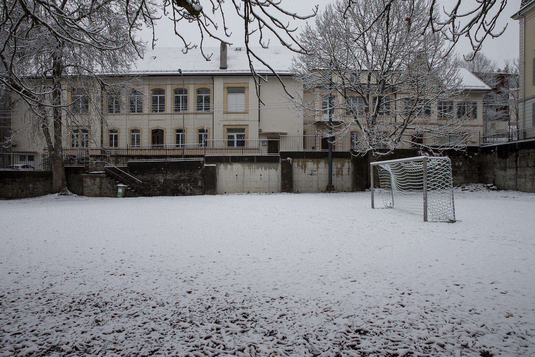 Des voix s'élèvent pour conserver le petit terrain de football devant l'Ancien Stand, appelé à devenir le nouveau musée d'histoire naturelle.