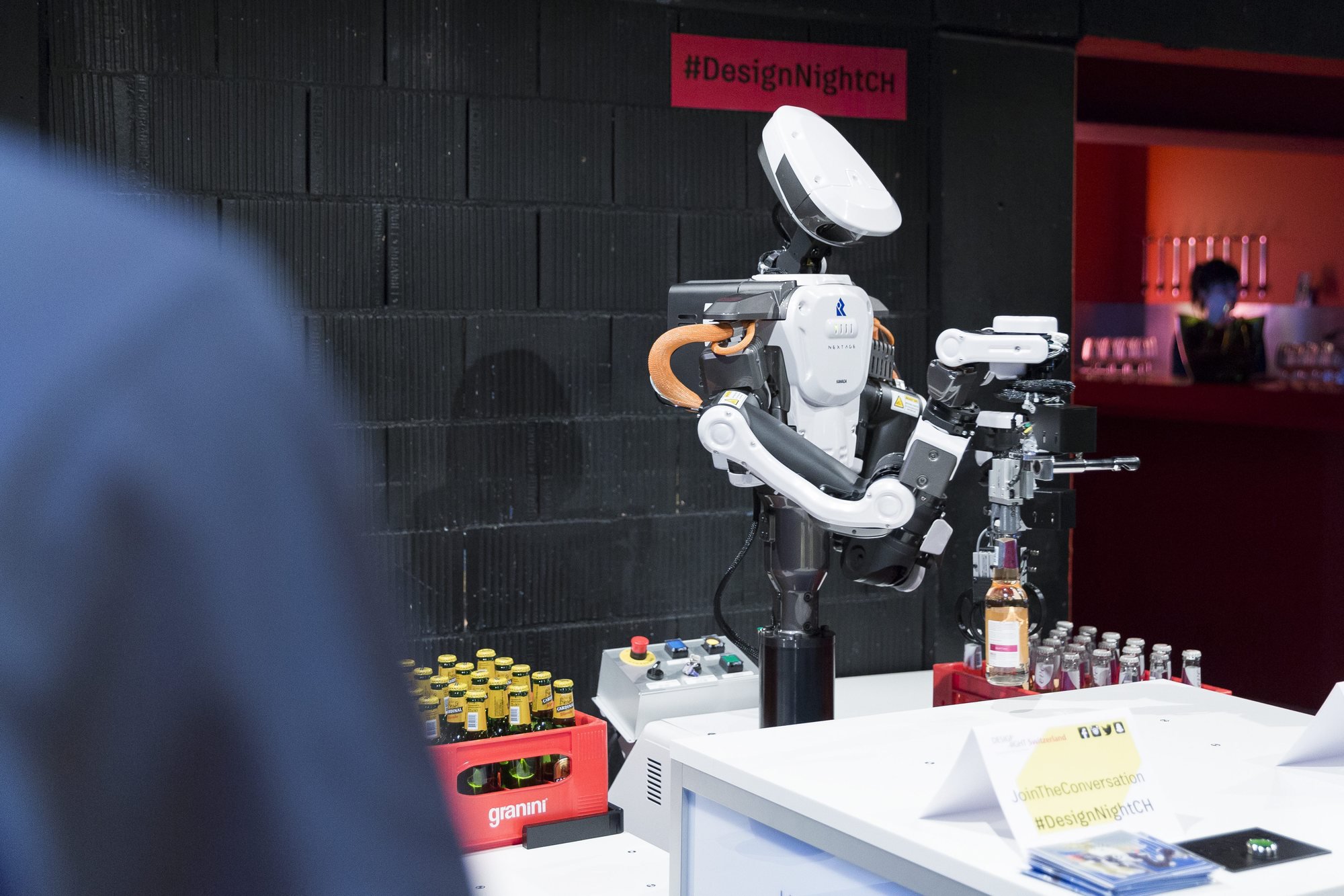 Un robot décapsule une bouteille de bière lors de la première édition en Suisse de la "Design Night". C'était à l'occasion du 25me anniversaire d'Autodesk en Suisse, le 20 octobre 2016 à Neuchâtel.