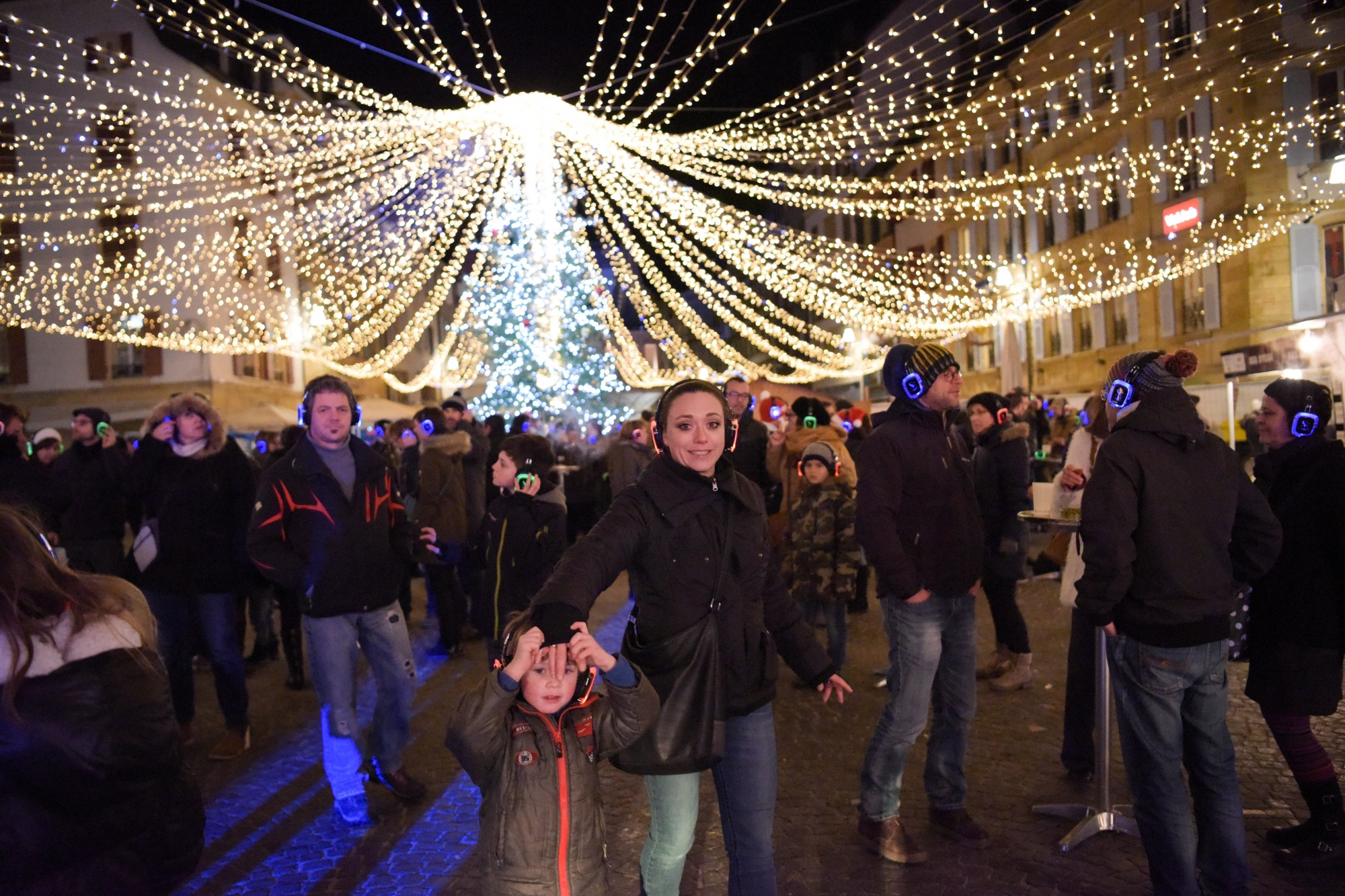 Les casques lumineux se multiplient sous les décorations de Noël sur la place des Halles.