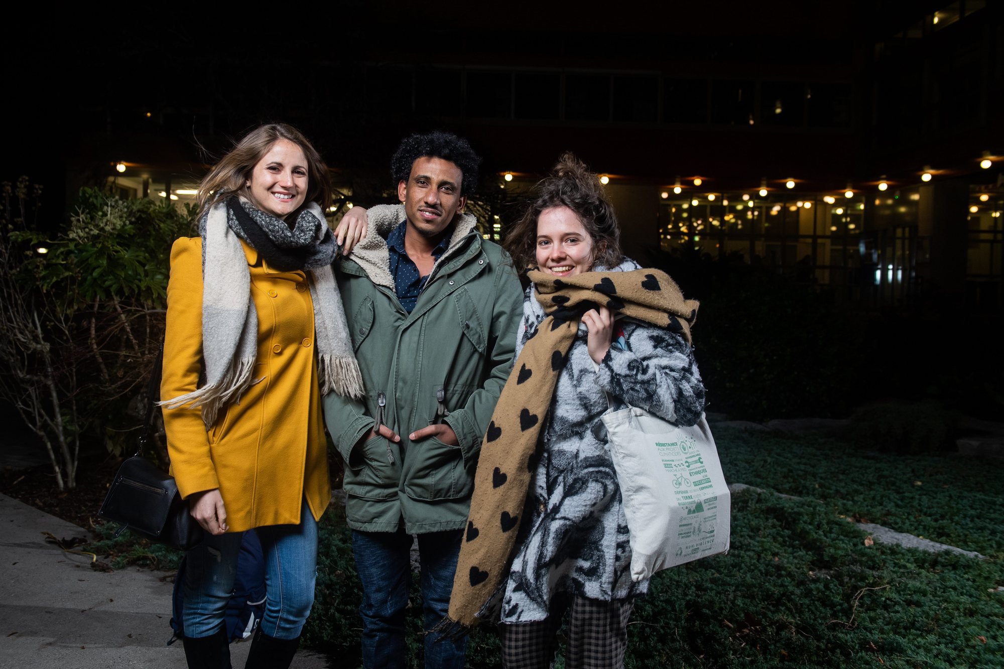 Calliope Immer et son binôme érythréen Dawid Mulugeta, accompagnés de la présidente de l'association Be-Hôme, Mathilde Marendaz (à droite).