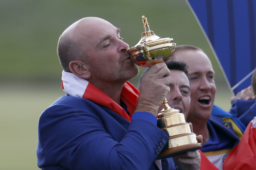 Le capitaine de l'équipe d'Europe de Ryder Cup Thomas Bjorn embrasse le trophée.
