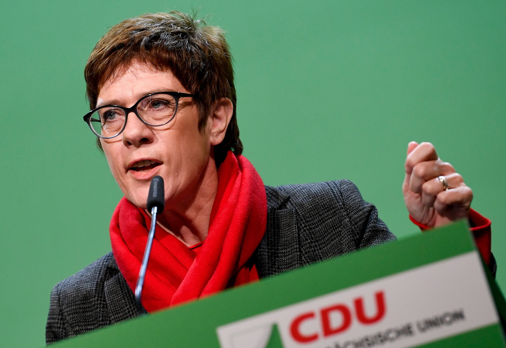 Annegret Kramp-Karrenbauer succède à Angela Merkel à la tête du CDU.