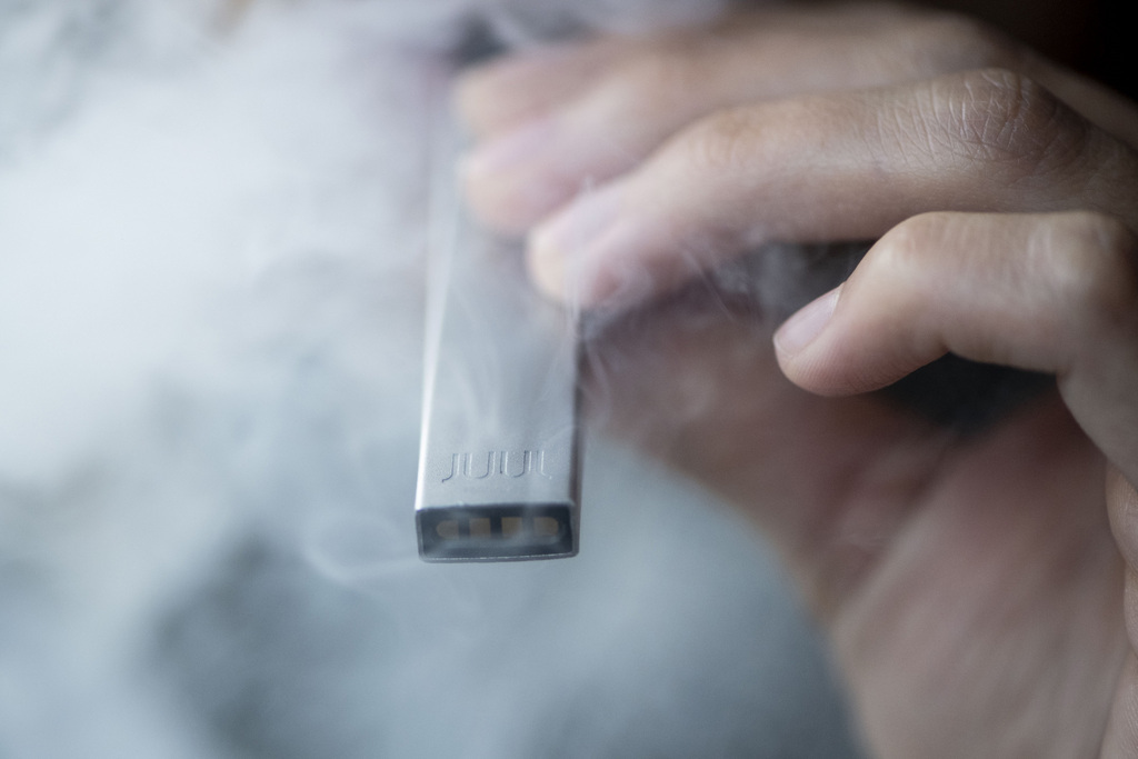 Aux Etats-Unis, les adolescents posent par milliers sur les réseaux sociaux avec les e-cigarettes de la marque.