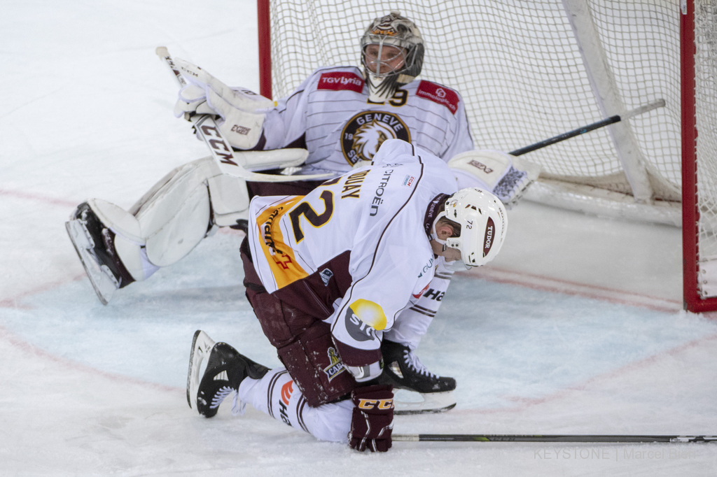 Floran Douay et Robert Mayer sont à terre. Servette passe sous la barre.